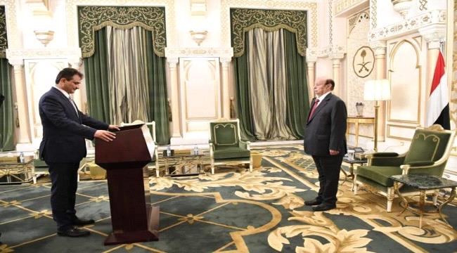 
شاهد محافظ عدن يؤدي اليمين الدستورية أمام الرئيس هادي - فيديو 