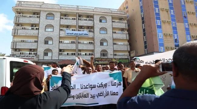 
موظفو وعمال ميناء عدن يطالبون بتمكينهم من أراضيهم التعويضيه التي تم البسط والاستيلاء عليها من متنفذين