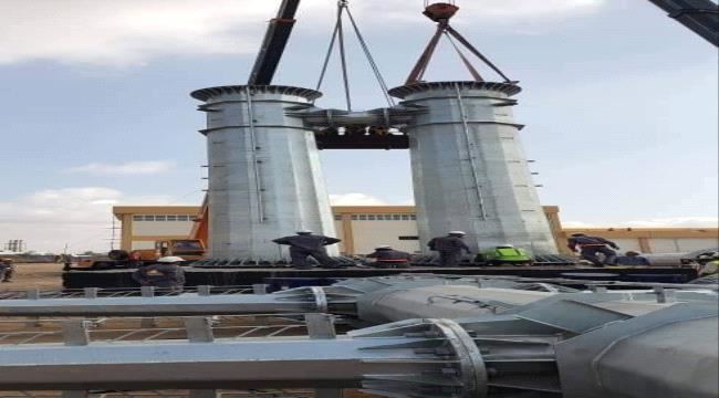
تواصل أعمال تركيب الأبراج الثنائية لمشروع تصريف الطاقة بمحطة كهرباء عدن الجديدة 
