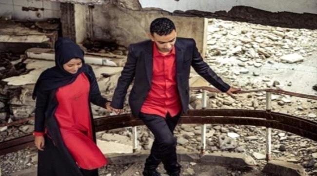 
زفاف على أنقاض مبانٍ يمنية محطمة في تعز