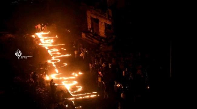 
محتجون يشعلون الشموع على أسطح المباني المدمرة في تعز تنديداً بإنتهاكات الحوثيين