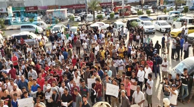 
شاهد: أبناء عدن يتظاهرون في ساحة العروض احتجاجا على تردي خدمة الكهرباء - فيديو+صور