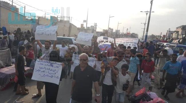 
أبناء عدن يتظاهرون في ساحة النور احتجاجا على تردي الأوضاع الخدمية - شاهد صور