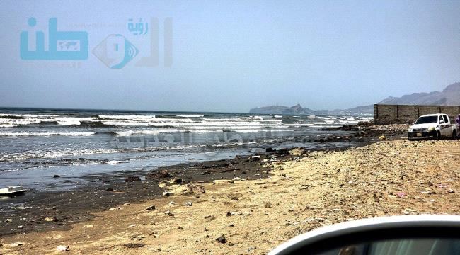 
شاهد: حالة مد وهيجان للبحر يشهدها ساحل أبين بالعاصمة عدن - صور 