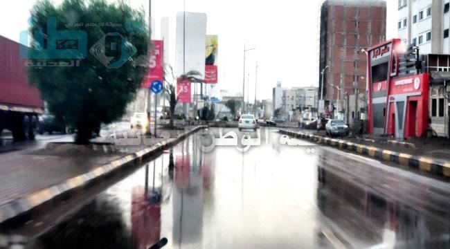 
يحدث الآن هطول أمطار خفيفة على العاصمة عدن - شاهد صور