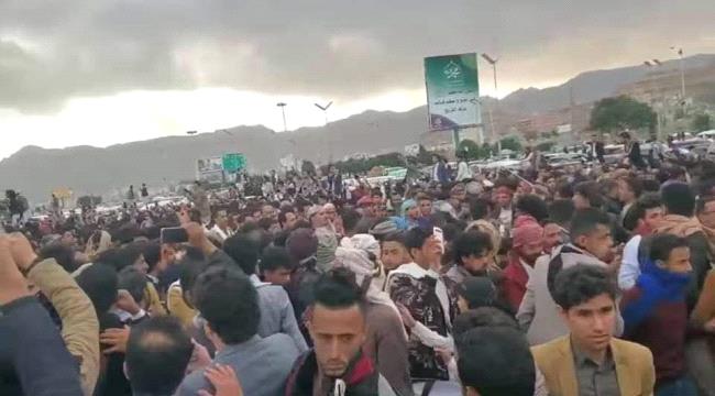 
شاهد يوتيوبر يمني يحشد الآلاف لحضور زفافه في صنعاء ومليشيا الحوثي تتدخل وتلغي الزفاف - فيديو+صور