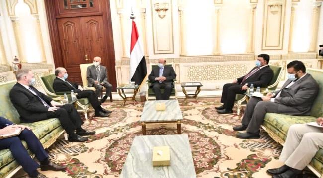 
تفاصيل لقاء يجمع الرئيس هادي و مبعوث الولايات المتحدة والسفير الامريكي 