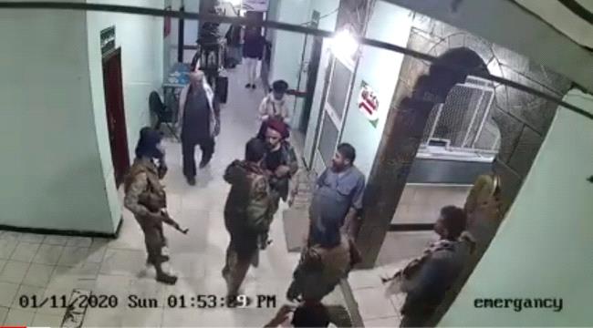 
شاهد لحظة قيام مسلحين بتصفية جندي جريح في إحدى مستشفيات تعز - فيديو