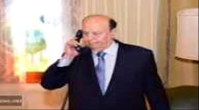 
الرئيس هادي يجري مكالمة هاتفية بقائد اللواء الثالث حماية رئاسية العميد لؤي الزامكي 