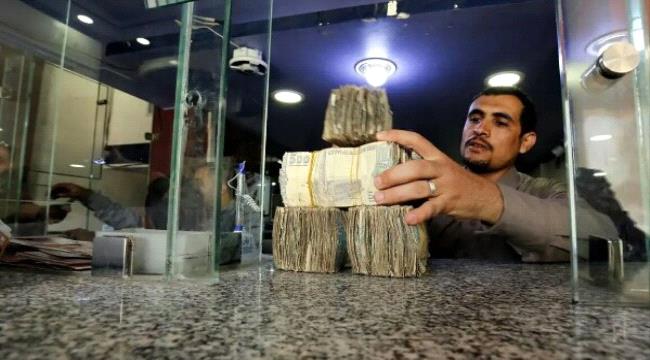 
فارق الصرف بين عدن وصنعاء يتسع والدولار يقفز «أسعار الصرف»