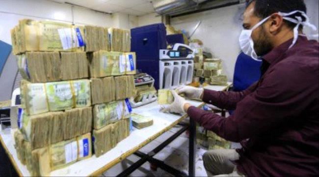 
انهيار غير مسبوق للريال اليمني أمام العملات الأجنبية في المحافظات المحررة واستقراره في مناطق سيطرة الحوثي 