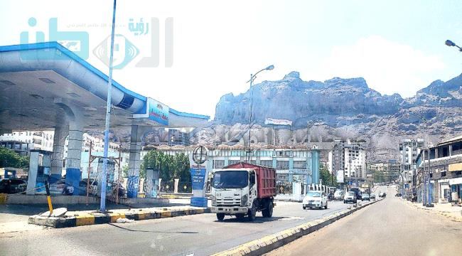 
أزمة الوقود في عدن..إتفاق مبدئي يقضي بتموين المحطات الحكومية بالوقود 
