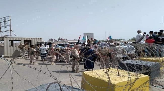 
أزمة المشتقات تمتد من عدن الى محافظات أخرى ورئيس الموانئ يحذر من خطورة استمرار إغلاق الميناء