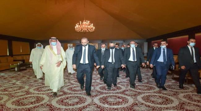 
عيدروس وشلال يزوران السفارة الكويتية في الرياض
