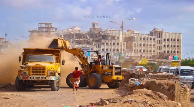 
إزالة الحواجز الترابية والخرسانية من الشوارع والنقاط الأمنية في عدن