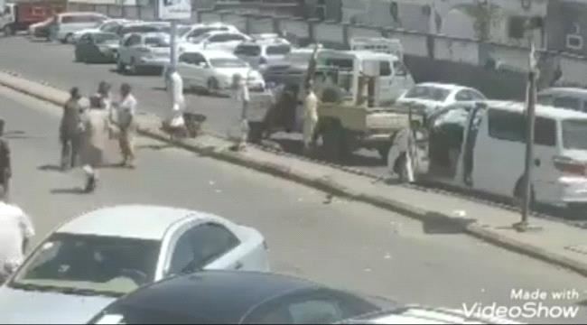 
شاهد مواطن عدني كاد أن يقتل من جنود والسبب اعتراضه على طقم أوقف شارع من أجل بقالة - فيديو 