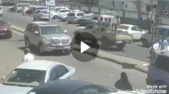 
المواطن الذي كاد أن يقتل من جنود طقم أوقف شارع عام في عدن يعلق على الحادثة ..ماذا قال؟ (فيديو)