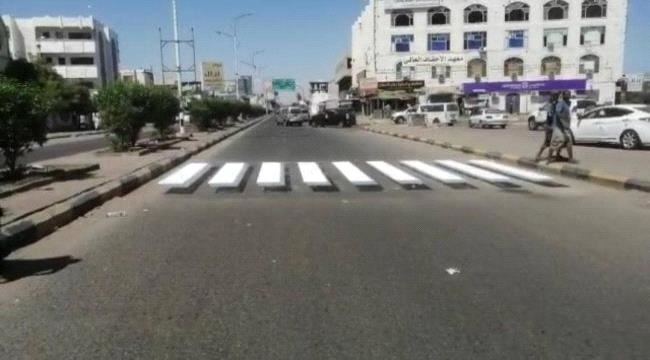 
بطريقة ابداعية..تدشين أعمال خطوط المشاة ثلاثية الأبعاد في شوارع عدن - صور 