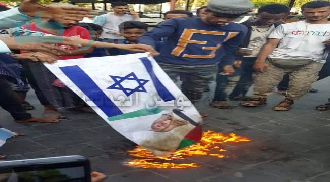 
شباب التواهي يحرقون علم إسرائيل وصور محمد بن زايد في التواهي بالعاصمة عدن - شاهد صور