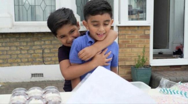 
نجمة هوليوود ”أنجيلينا جولي“ تدعم طفلين يمنيين يجمعان تبرعات لليمن في لندن
