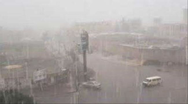 
                     هطول أمطار غزيرة تسقط على صنعاء وضواحيها