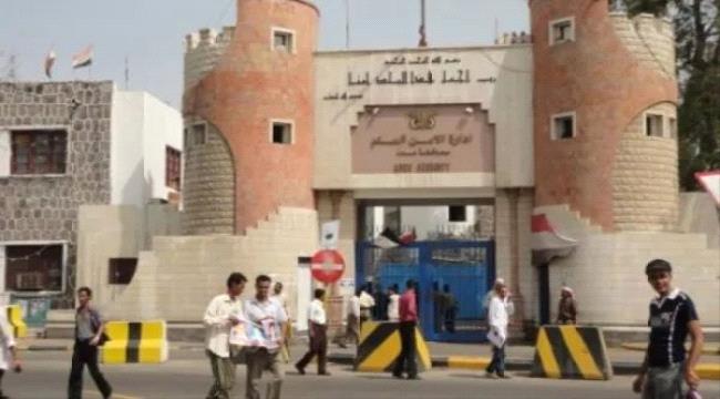 
                     قيادي في أمن عدن يوضح حقيقة اعتقال الرياشي في مطار عدن