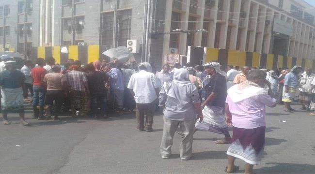
                     قوات الجيش والأمن القدامى يتظاهرون أمام البنك المركزي للمطالبة بصرف مستحقاتهم   