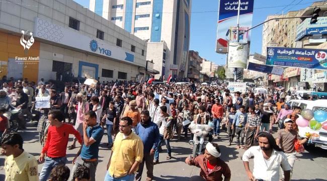
                     استمرار الانهيار الاقتصادي يدفع بمزيد من الاحتجاجات في #اليمن