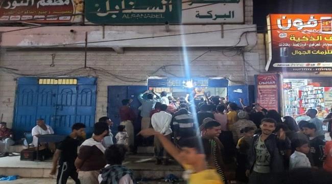 
                     زحام شديد وتدافع المواطنين على المخابز المدعومة في العاصمة عدن - شاهد صورة 