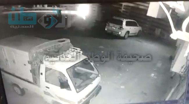 
كاميرا مراقبة بعدن توثق محاولة لصوص سرقة سيارة حديثة وجهاز الإنذار يفشل العملية - شاهد فيديو