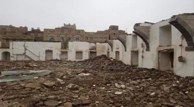 
الحوثيون يهدمون أحد اقدم المساجد الأثرية في قلب صنعاء القديمة ويساونه بالأرض(شاهد صور)