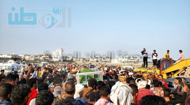 
الآلاف يشيعون جثمان الفنان رائد طه في عدن - شاهد صور وفيديو