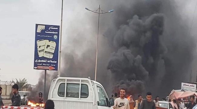 
عدن .. احتجاجات في خورمكسر بسبب إنقطاع الكهرباء لأكثر من 10 ساعات - شاهد صور
