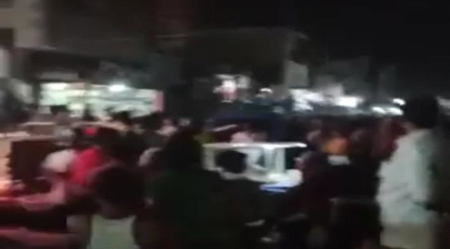 
شاهد ‏ثور هائج يثير الذعر بين المارة في أحد شوارع الشيخ عثمان بـ عدن - فيديو 