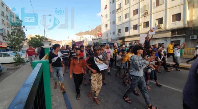 
                     احتجاجات غاضبة في العاصمة عدن تندد بتردي الخدمات وتطالب بإطلاق سراح المختطفين 