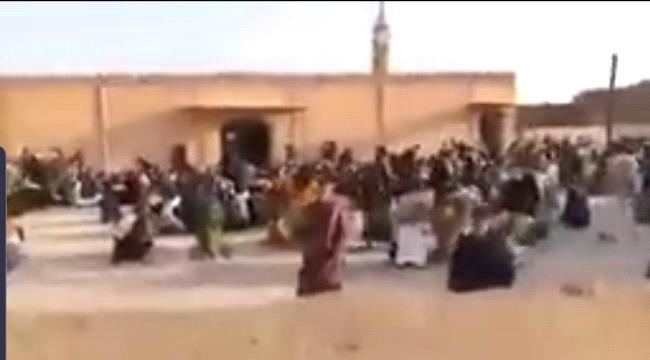 
                     شاهد: مغادرة جماعية للمصلين بأحد مساجد ذمار بعد صعود خطيب الجمعة وترديده الصرخة - فيديو