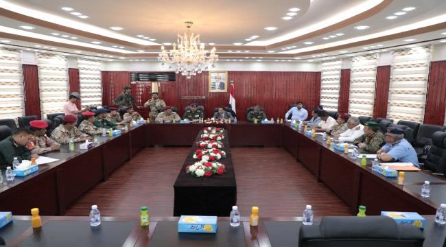 
                     وزير الداخلية ومحافظ المهرة يترأسان اجتماعاً للجنة الأمنية بالمحافظة  