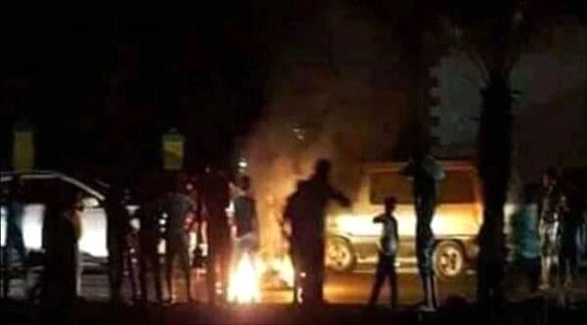 
احتجاجات شعبية في خورمكسر تنديدا بتردي الخدمات في عدن
