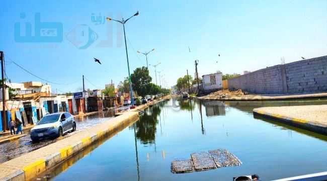 
شاهد مياه المجاري تغرق تقاطع الممدارة وشوارع بالشيخ عثمان في عدن - صور