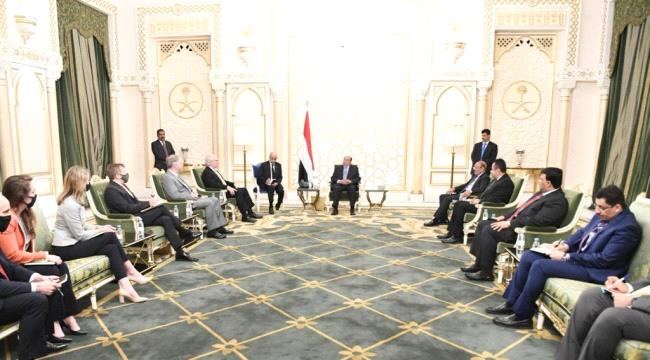 
تفاصيل لقاء جمع الرئيس هادي مع المبعوث الأمريكي إلى اليمن 