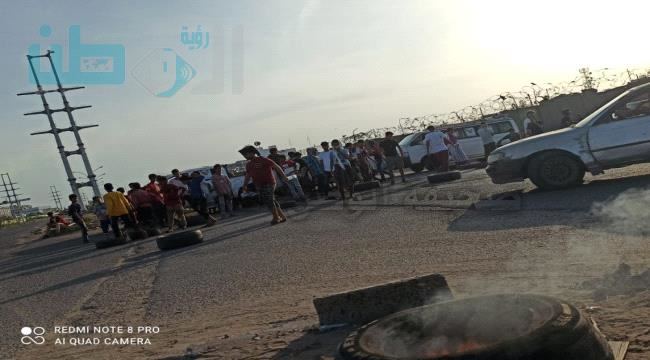 
                     محتجون غاضبون بعدن يقطعون الطرقات للمطالبة باطلاق سراح القائد محمد شيخ السعيدي - صور