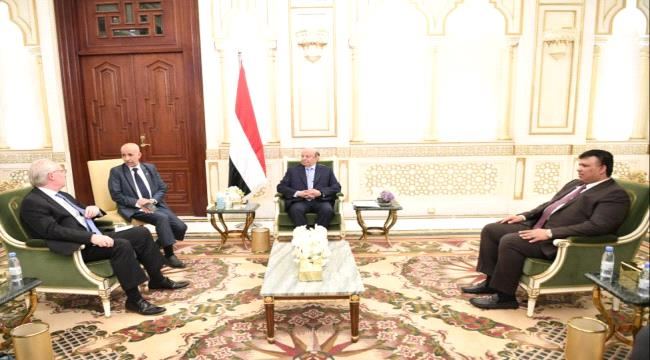 
                     الرئيس هادي يستقبل المبعوث الامريكي الى اليمن
