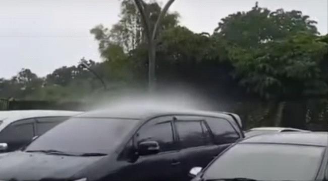 بالفيديو.. أمطار تنهمر على سيارة واحدة دون عشرات السيارات ال ...