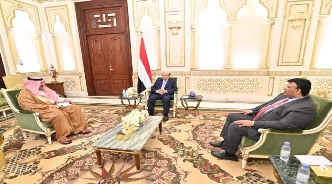 
                     الرئيس هادي يحمل السفير السعودي نقل تحياته للملك سلمان والأمير محمد
