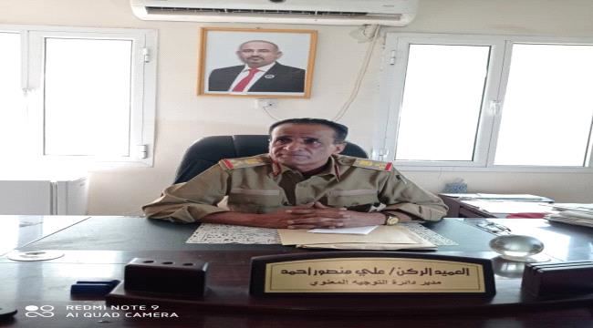 
                     مسؤول عسكري في عدن ينزل صورة الرئيس هادي من مكتبه ويرفع بدلاً عنها صورة الزبيدي 