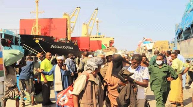 
                     وصول عدد من اللاجئين اليمنيين إلى إحدى مدن الصومال