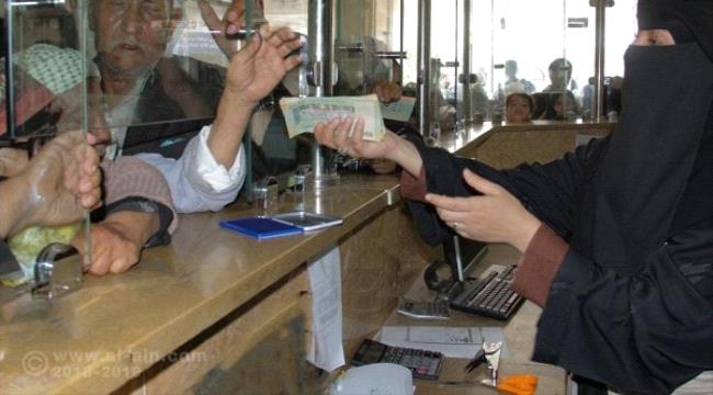 
                     في عدن ثلاثة أسعار لصرف الدولار والريال السعودي 