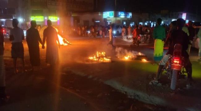 
                     حضرموت| محتجون يقطعون الشارع الرئيسي وسط تريم تنديدا بتردي الوضع المعيشي
