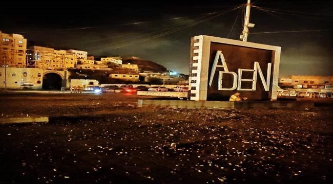 
                     محتجون غاضبون يغلقون محلات الصرافة في عدن