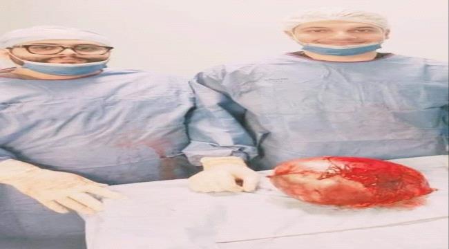 
                     فريق طبي ينجح بإستئصال ورم سرطاني معقد لمريض يمني بالقاهرة